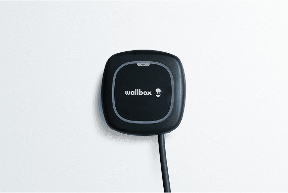 Das Bild zeigt eine Heimladestation Nissan Wallbox Pulsar Plus mit Power Boost der Firma Wallbox.